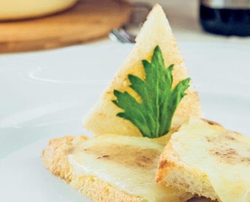 Crostone con Pecorino Toscano DOP e salsa alle acciughe