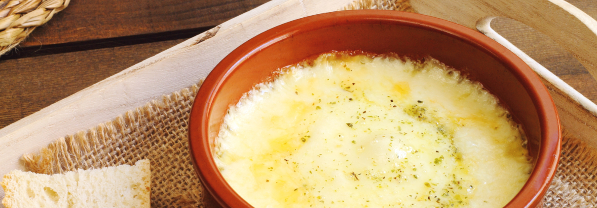 Sformatino di cipolle con fonduta di Pecorino Toscano DOP e chips di pane